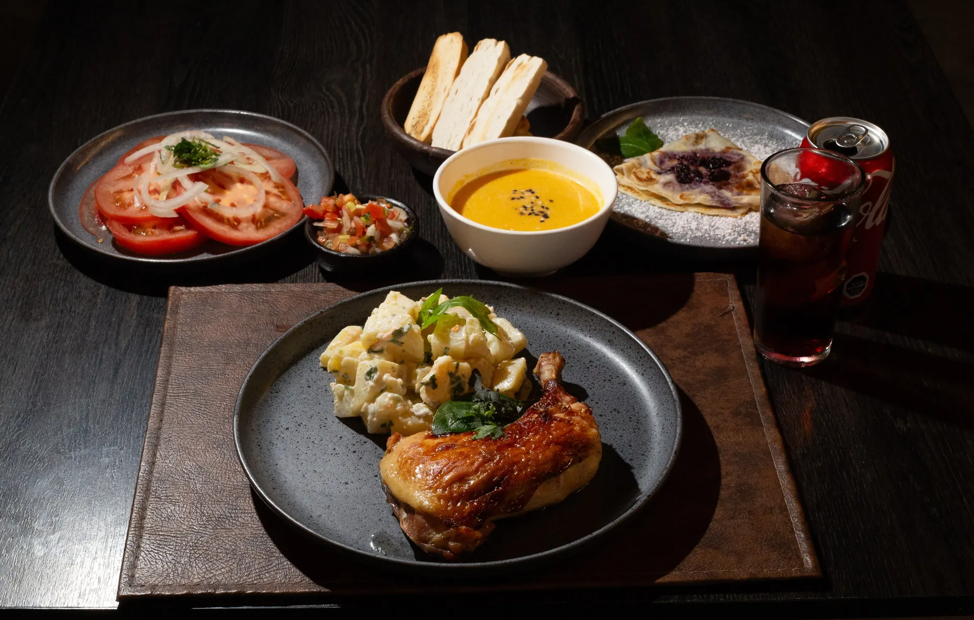 Menú ejecutivo de El Fogón: pollo al horno, consomé, ensalada chilena, pebre y postre