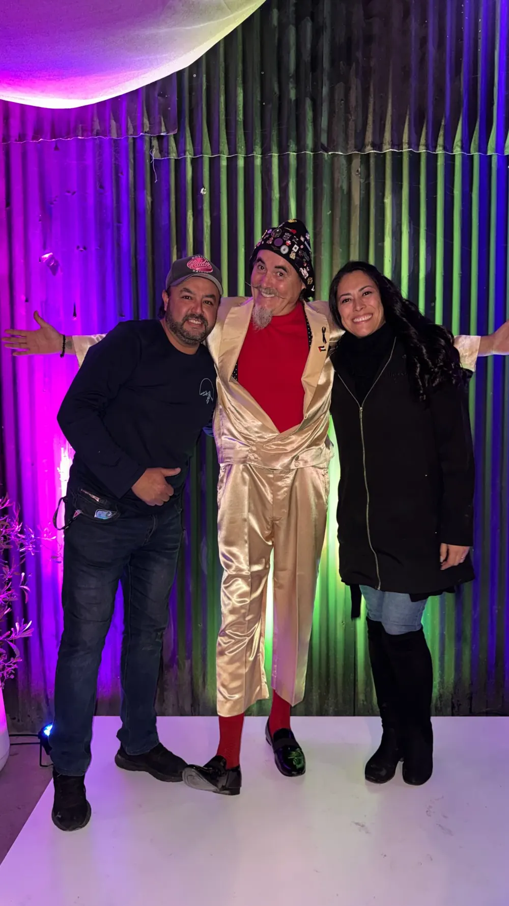 Artistas y público durante la noche de humor en El Fogón