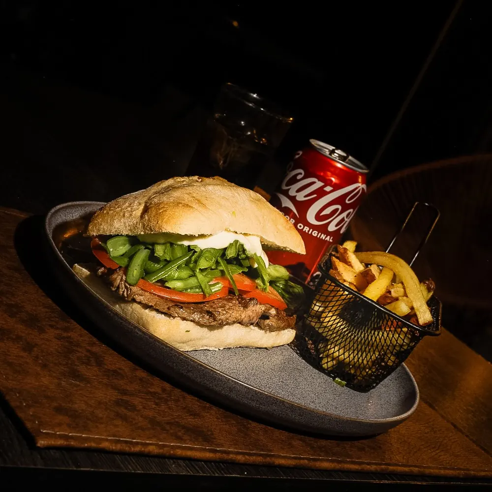 Sándwich clásico con papas fritas y bebida