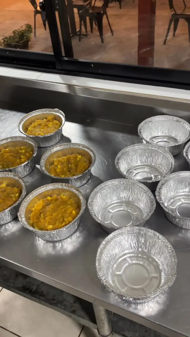 Bandejas de almuerzo preparadas por El Fogón para entregar