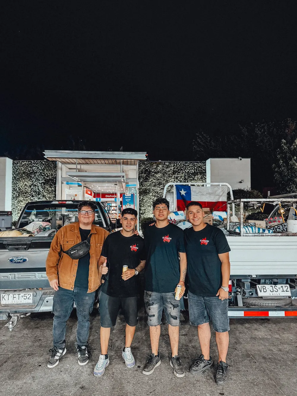 Equipo de El Fogón en Lirquén junto a camionetas con donaciones
